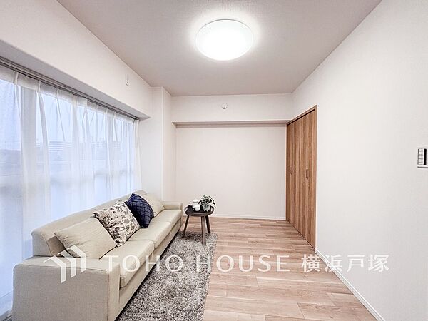 【Living room】明るく開放的な空間が広がるLDK。室内には豊かな陽光が注ぎ込み、爽やかな住空間を演出。ホームパーティーでもゲストと一緒に料理を楽しみながら楽しい時間を過ごせそう。
