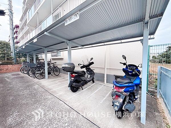 【bike parking】大切なバイクを守る専用スペース。安心して駐車でき、快適な移動をサポートする便利なバイク置き場。
