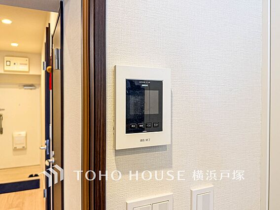 訪問者を玄関ま...