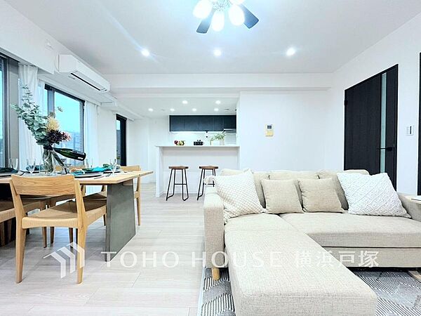 【Living room】柔らかな色合いのフローリングと清潔感の溢れるクロスが明るい空間を創り出しているリビングダイニング。憩いの場に相応しく、ここで楽しむ家族の時間が絆をより深めてくれそうです。