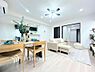 リビング/ダイニング：【Living room】作り手の「気持ちの良いリビングでお過ごししていただきたい」という思いを感じさせます。