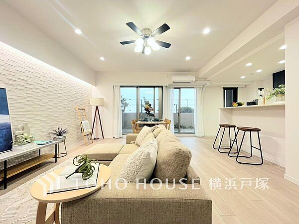 【Living room】家族みんなが爽やかに健やかに過ごせるように、溢れる光をたっぷり取り込んだリビングダイニング。集いの場、憩いの場としての快適性を求めたやすらぎの空間です。