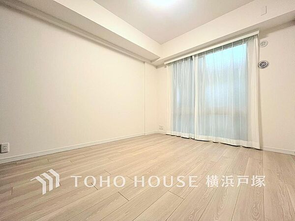 【Room】大きな窓からは快適な光を取り入れ、通気性能を上げる事で居心地の良い空間を演出します。多くの時間を過ごす住まいだからこそ、いつも快適な場所であるように心掛けています。