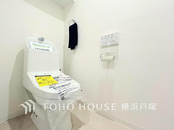 【Toilet】新品のウォシュレット付きトイレは、家族みんなが毎日快適に使える清潔な空間です。白を基調とした内装で、明るく気持ちの良いひとときをお過ごしいただけます。