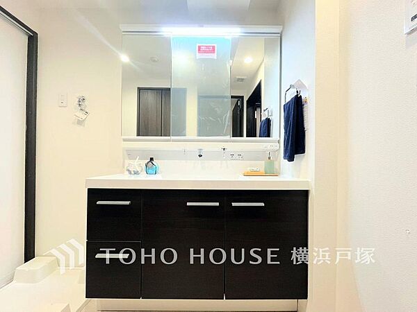 【Powder room】手で洗いたい大切な服など、広く使えると助かる洗面台は汚れの付きにくい形状と素材で造られております。