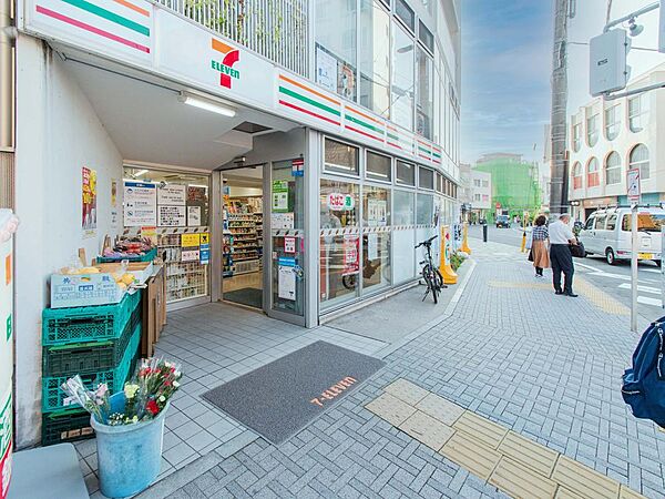 飲食料品や生活雑貨を取り揃え、周辺住民や通勤・通学者に便利なサービスを提供しています。ATMや宅配便受付などもあり、地域の暮らしをサポートしています。
