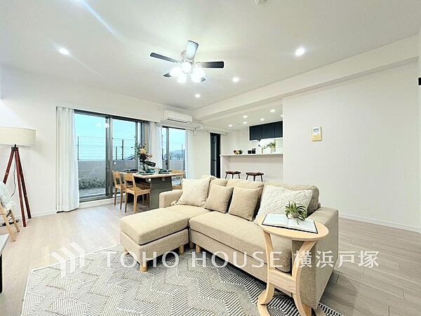 【Living room】家族が集い、笑顔があふれる空間。明るく広々としたリビングで、日常に贅沢なひとときを。