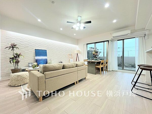 【Living room】広々としたリビングダイニングは、シックでモダンな内装。落ち着いた雰囲気に包まれて、伸びやかな空間の中で、ゆったりと家族団らんのひとときを過ごせます。