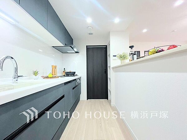 【Kitchen】洗練されたデザインのキッチンで、毎日の家事をスムーズに。広々とした調理スペースは、お子様と一緒にお料理を楽しむ時間も叶えます。