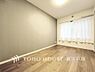 寝室：【Room】大きな窓からたっぷりと陽光が注がれる明るい空間。家族の成長に対応できる永住仕様の間取り。時を忘れて過ごす場所として過ごせるお部屋。