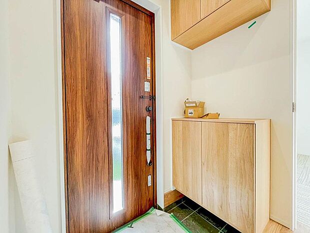 【Entrance】帰るたびに心がほどける、洗練と温もりが調和する空間。家族とお客様を心地よく迎えます。