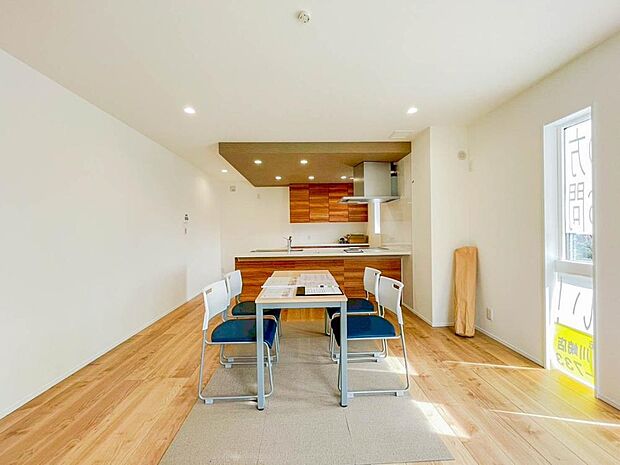 【Living room】家族みんなが爽やかに健やかに過ごせるように、溢れる光をたっぷり取り込んだリビングダイニング。集いの場、憩いの場としての快適性を求めたやすらぎの空間です。