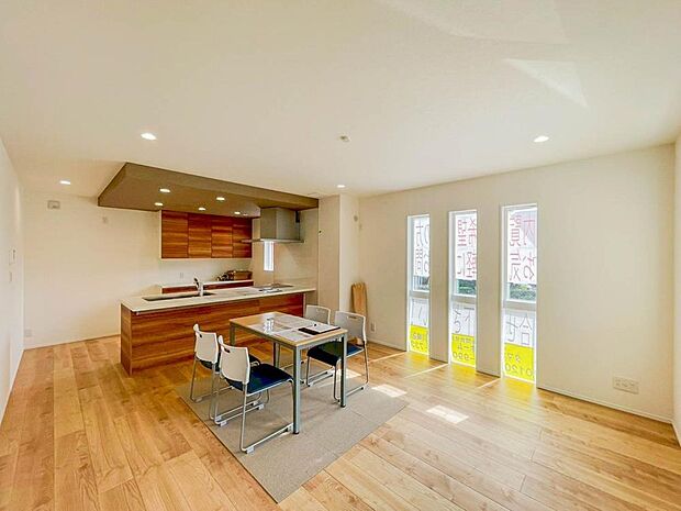 【Living room】明るく開放的な空間が広がるLDK。室内には豊かな陽光が注ぎ込み、爽やかな住空間を演出。