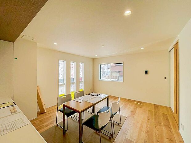 【Living room】ここにはみんなが集い、食事と楽しい会話が始まる。話に夢中になりすぎて、ついつい時を忘れてしまう。そんな束の間の幸せを感じさせてくれる場所。