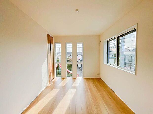 【Room】大きな窓からは快適な光を取り入れ、通気性能を上げる事で居心地の良い空間を演出します。多くの時間を過ごす住まいだからこそ、いつも快適な場所であるように心掛けています。