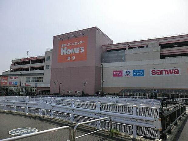 広い売り場と豊富な品揃えが特徴のスーパーマーケットです。生鮮食品の鮮度に定評があり、駐車場も完備。日常の買い物に便利な地域密着型の店舗です。