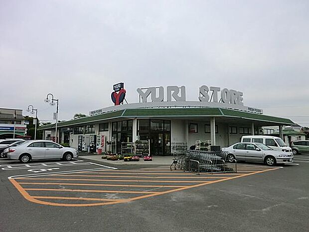 スーパーとドラッグストアが一体化した便利な店舗です。生鮮食品から医薬品まで揃い、駐車場も完備。地域密着型の買い物拠点として親しまれています。