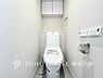 トイレ：【Toilet】ウォシュレット付きの清潔なトイレは、毎日を快適に過ごすための大切な空間。上部収納で、トイレットペーパーなどのストックもすっきりと片付き、家事効率もアップします。