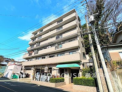 外観:【Appearance】陽光降り注ぐ青空の下、落ち着いた色合いの外観が印象的なマンション。家族の笑顔と安らぎに満ちた暮らしが、ここから始まります。 外観:【Appearance】陽光降り注ぐ青空の下、落ち着いた色合いの外観が印象的なマンション。家族の笑顔と安らぎに満ちた暮らしが、ここから始まります。