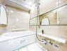 浴室：【Bathroom】上質が感じられるカラーリングで、清潔な空間美を実現。一日の疲れが癒される優雅なバスタイムを堪能できるゆとりあるバスルームです。