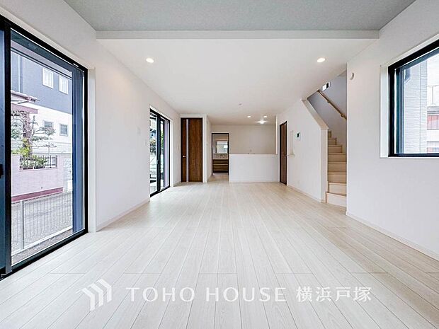 【Living room】柔らかな色合いのフローリングと清潔感の溢れるクロスが明るい空間を創り出しているリビングダイニング。憩いの場に相応しく、ここで楽しむ家族の時間が絆をより深めてくれそうです。