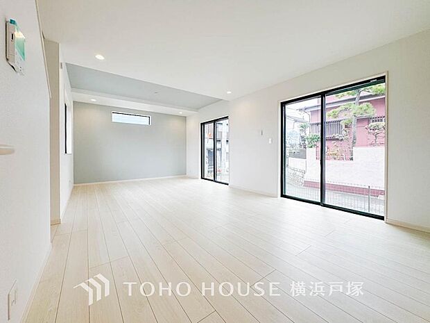 【Living room】一日の中で多くの時間を過すことになる住まいだからこそ、いつも穏やかな空間であるように心掛けています。構成する建材などへの配慮が、住まう方の健康を守ります。