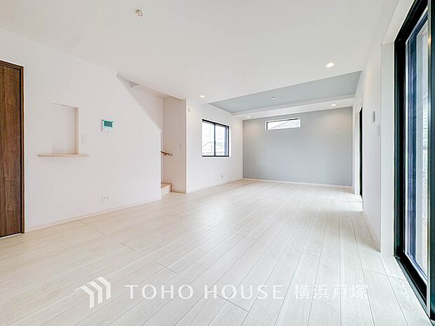 【Living room】ここにはみんなが集い、食事と楽しい会話が始まる。話に夢中になりすぎて、ついつい時を忘れてしまう。そんな束の間の幸せを感じさせてくれる場所。