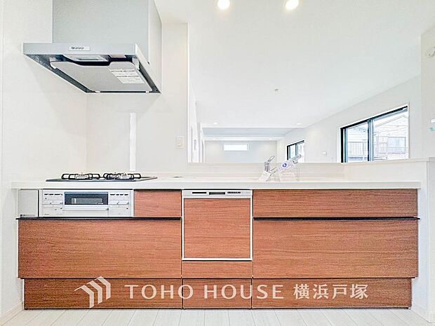 【Kitchen】手元の収納から、足元の収納までが全てスライド式で、奥のスペースまで有効に活用できます。奥まで上から見渡せるので、たまにしか使わない調理器具もサッと取出せます。