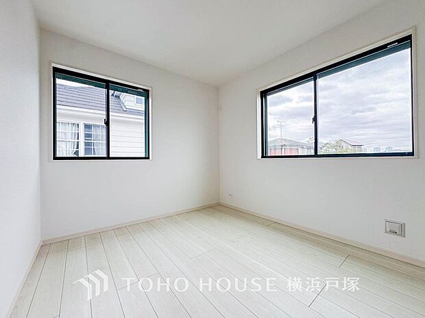 【Room】大きな窓からたっぷりと陽光が注がれる明るい空間。家族の成長に対応できる永住仕様の間取り。時を忘れて過ごす場所として過ごせるお部屋。