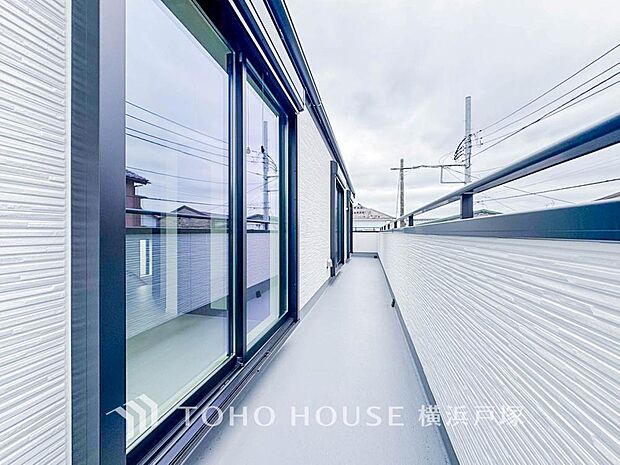 【Balcony】広いバルコニーは、暮らしの中での光と風を演出してくれています。見事なまでの開放的な空間をお楽しみください。