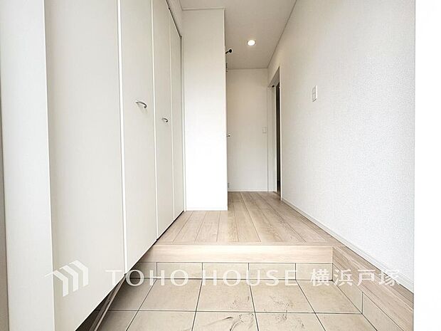 【Entrance】お客様をお迎えする玄関は落ち着いた雰囲気。帰り着くたびに洗練されたテイストの空間に迎えられ誇りと喜びを感じる玄関まわりです。