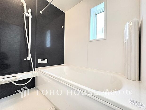 【Bathroom】快適な使い心地とゆとりある空間が1日の疲れを解きほぐすバスルーム。空間も浴槽もゆったりのびのび使えるゆとり設計。広く感じるゆとり設計で快適なリラックスタイムを過ごせます。