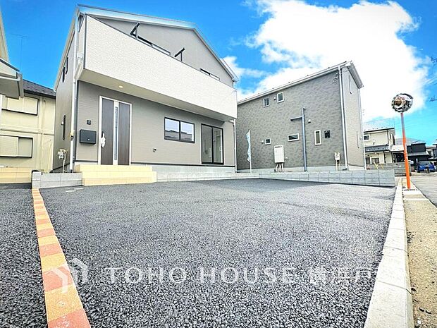 【Car space】ゆったりとした駐車スペースを確保いたしましたので、大きめのお車でも駐車可能です。自転車やバイクなど、ゆとりのある敷地で置き場所に困ることはないでしょう。