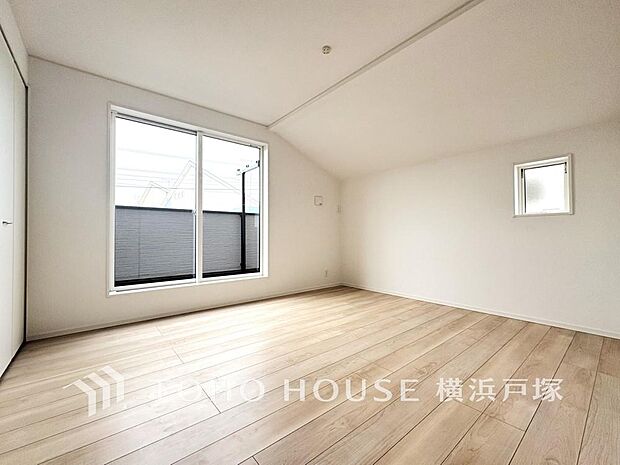 【Room】大きな窓からたっぷりと陽光が注がれる明るい空間。家族の成長に対応できる永住仕様の間取り。時を忘れて過ごす場所として過ごせるお部屋。