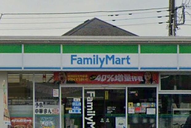 街角に灯る、安らぎと活気のコミュニティ拠点。淹れたてのコーヒーの香りが、移動の合間に束の間の休息を演出します。最新のトレンドアイテムと共に、スマートな心地よさを提供してくれる一軒です。