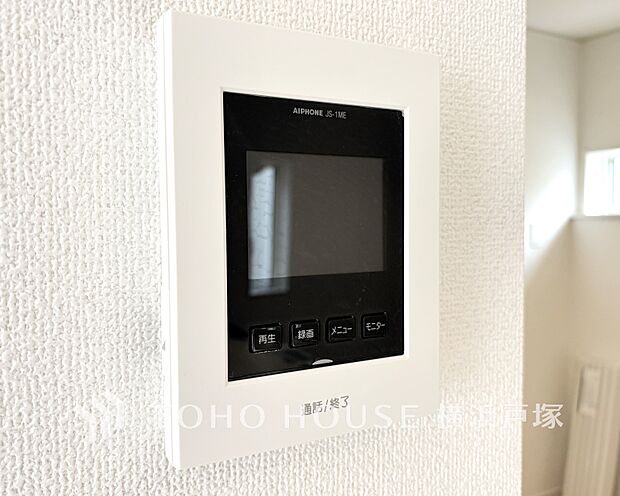 訪問者を玄関まで行かずに確認できます。嫌な訪問者と直接接触しないためトラブルを避けられます。