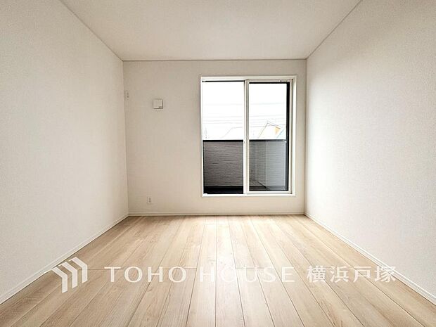 【Room】大きな窓からは快適な光を取り入れ、通気性能を上げる事で居心地の良い空間を演出します。多くの時間を過ごす住まいだからこそ、いつも快適な場所であるように心掛けています。