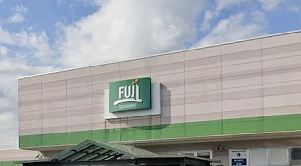 橋戸の街に溶け込む、鮮度と品質が語り合うモダンなマーケット。季節の移ろいを感じさせる生鮮食品が美しく並び、毎日の献立にインスピレーションと安心感を与えてくれる、信頼のフードベースです。