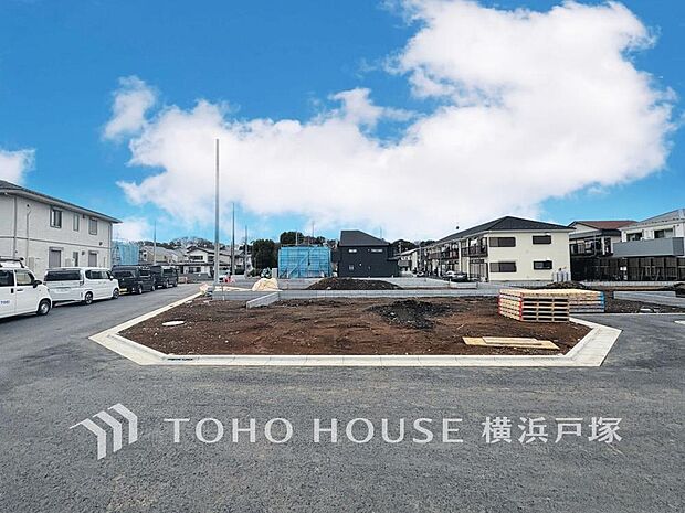 【Frontal road】周辺に建ち並ぶ邸宅も、それぞれに個性がありながらも全体的に瀟洒な雰囲気を醸し出している邸宅街の一角。