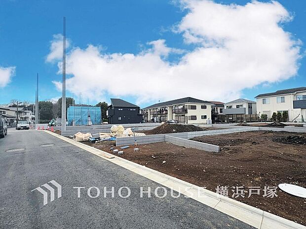 【Car space】ゆったりとした駐車スペースを確保いたしましたので、大きめのお車でも駐車可能です。自転車やバイクなど、ゆとりのある敷地で置き場所に困ることはないでしょう。