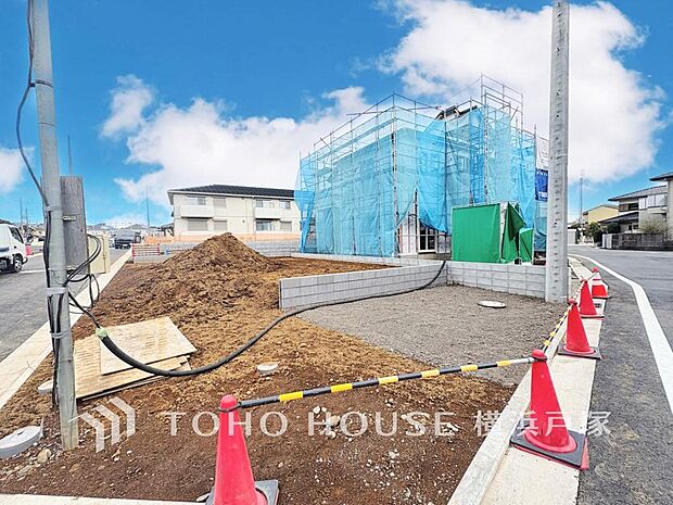 【Appearance】穏やかな風と陽光を導き、プライバシーに配慮された設計プランを採用し、居住性を一段と心地よいものにしています。周辺環境とのコラボレーションにより明るく開放的な空間を演出。