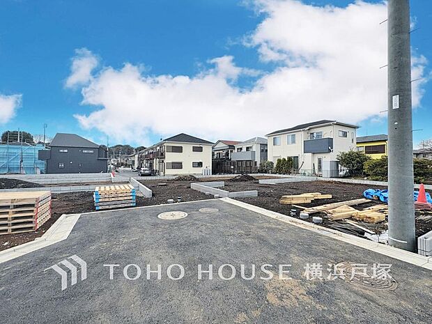 【Frontal road】洗練されたデザインが映える外観。街並みに溶け込みながらも、圧倒的な存在感を放ち、帰るたびに心が弾む美しさ。