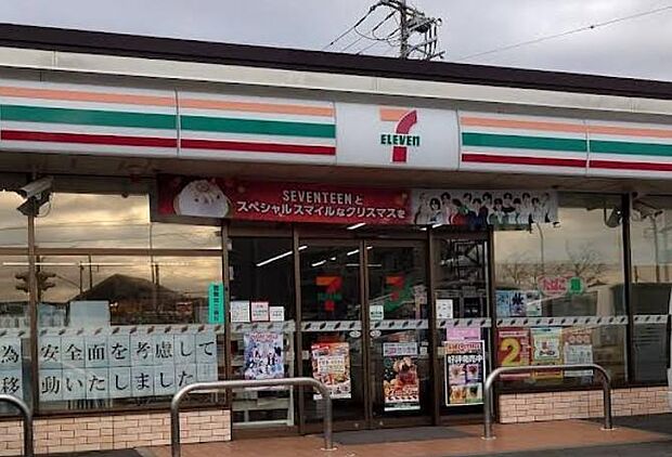 24時間をスマートに演出する、街のモダンな灯り。洗練されたオリジナル商品と確かな利便性が、朝の始まりから夜のリラックスタイムまで、あなたのライフスタイルを優雅に、軽やかに支え続けます。