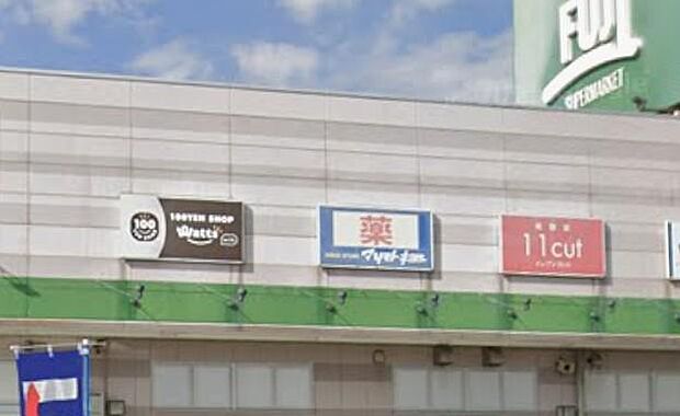 美と健康の最新トレンドを提案する、洗練されたドラッグストア。最新コスメからヘルスケアまで、自分をアップデートするためのアイテムが揃う、自分らしく健やかに暮らしたい人のための聖地です。