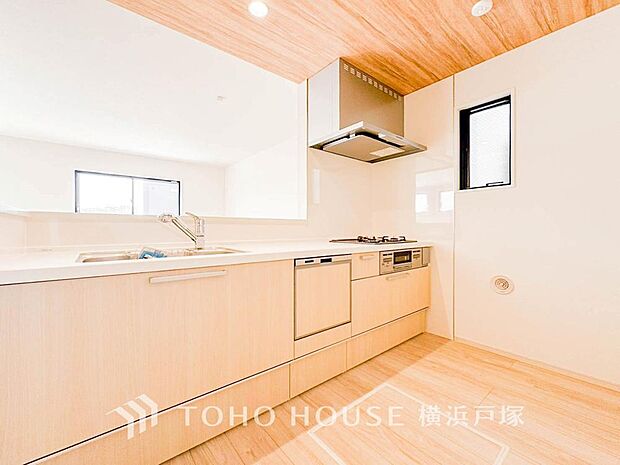 【Kitchen】奥様が長い時間を過ごすキッチンは、使い勝手の良い家事動線で、家族とのコミュニケーションがはかれるキッチンを採用しています。