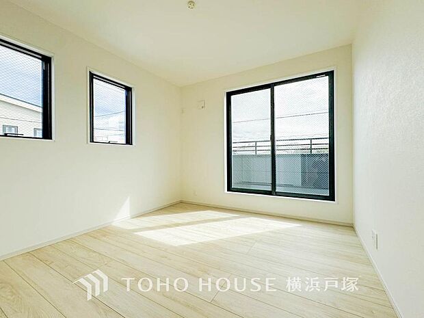 【Room】1日の疲れを癒し、心地よく寛げるようゆったりとした広さを確保しています。プライベートタイムをより優雅に穏やかに…。落ち着いた雰囲気を紡ぎます。