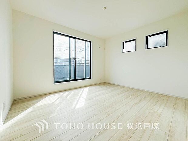 【Room】穏やかな風と陽光を導き、プライバシーに配慮された設計プランを採用し、居住性を一段と心地よいものにしています。明るく開放的な空間を演出しております。