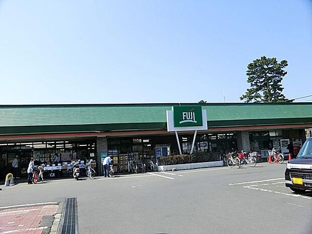 業時間は9:00から22:00までで、100台分の駐車場を完備しています。店内には湘南信用金庫のATMや生花店が併設されています。