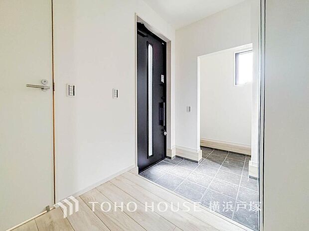 【Entrance】居住者の帰り、訪れる方を優しく迎え、やすらぎに満ちた生活空間を予感させる。健やかな暮らしを楽しめそう。