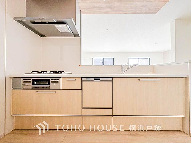 【Kitchen】内装の主役でもあり、日常活躍する重要な水回りでもあるからこそ機能性・デザイン性に力を入れております。お手入れのしやすいシステムキッチンを採用しております。